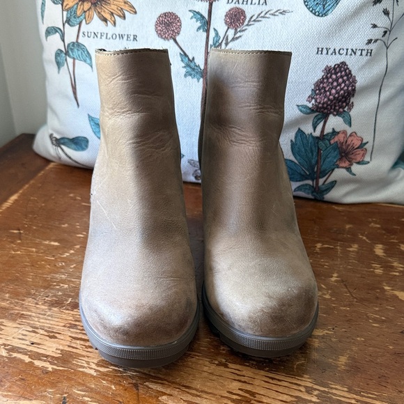 Sorel Women's Joan of Arctic Wedge II Zip Bootie - Picture 2 of 8